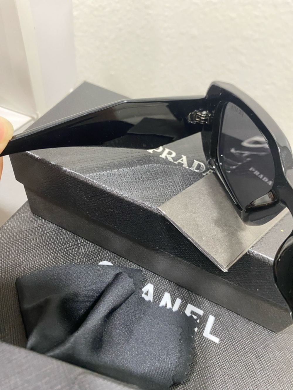 Fashion Sleek Black Sunglasses - Picture 6 of 6